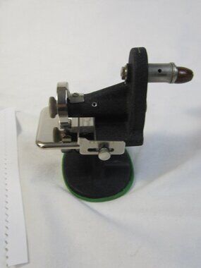 SINGER Hand Operated Ball Bearing Pinking Machine No. 121379 (No Clamp)